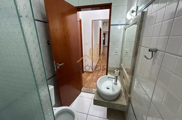 Casa com excelente localização em bairro residencial de Sorocaba com 2 dormitórios, sendo 1 suíte, sala, cozinha americana com armários e conjugada, quintal, lavanderia, banheiro externo, mezanino, vaga para 2 carros cobertas. Portão automático. Sistema d - Foto 13