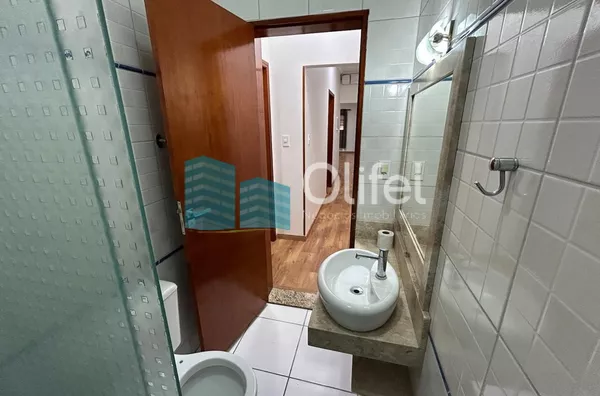 Casa com excelente localização em bairro residencial de Sorocaba com 2 dormitórios, sendo 1 suíte, sala, cozinha americana com armários e conjugada, quintal, lavanderia, banheiro externo, mezanino, vaga para 2 carros cobertas. Portão automático. Sistema d - Foto 13