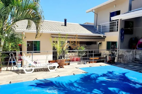 Casa moderna, com muito espaço, sala de estar, de tv, de jantar, escritório, 3 dormitórios com armários, sendo 1 suíte máster com sacada, lavabo, banheiro social, cozinha e lavanderia com armários, despensa, dormitório e banheiro de empregada, 4 vagas de - Foto 25