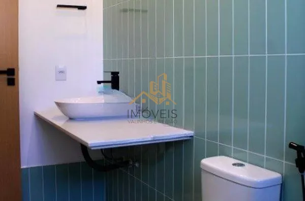 Excelente casa térrea em condomínio fechado na cidade de Louveira com 3 dormitórios, sendo 1 suíte, sala ampla para 2 ambientes, pé direito duplo, lavabo, banheiro social, conceito integrado, área gourmet e quintal.  Agende a sua visita - Foto 11
