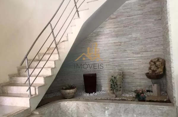 Linda casa em condomínio fechado de alto padrão na cidade de Vinhedo com 4 suítes, sendo no piso térreo uma suíte master com closet e hidromassagem e ar condicionado, sala ampla com lareira , escritório, lavabo, ampla cozinha planejada com copa, despensa, - Foto 12
