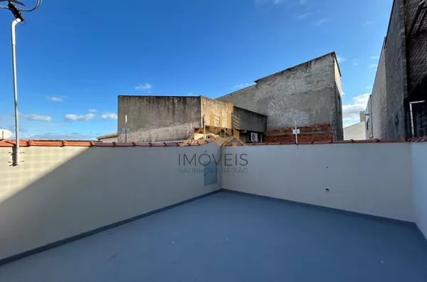 Casa com excelente localização em bairro residencial de Sorocaba com 2 dormitórios, sendo 1 suíte, sala, cozinha americana com armários e conjugada, quintal, lavanderia, banheiro externo, mezanino, vaga para 2 carros cobertas. Portão automático. Sistema d - Foto 28