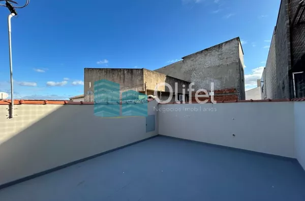 Casa com excelente localização em bairro residencial de Sorocaba com 2 dormitórios, sendo 1 suíte, sala, cozinha americana com armários e conjugada, quintal, lavanderia, banheiro externo, mezanino, vaga para 2 carros cobertas. Portão automático. Sistema d - Foto 28