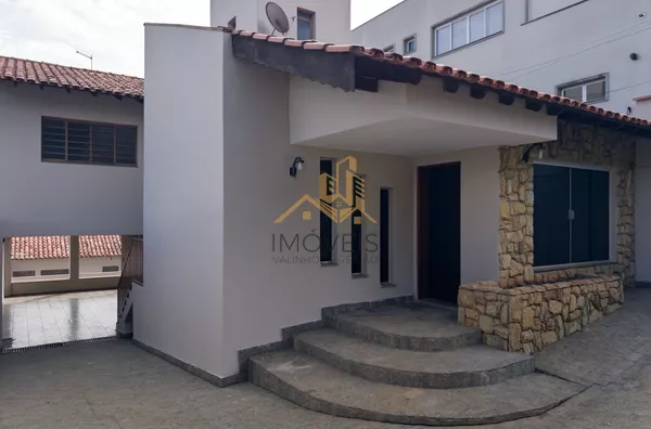 Excelente sobrado para fins comerciais ou residenciais localizado em bairro tradicional na cidade de Louveira. Casa com 3 dormitórios, sendo 1 suíte, 2 dos dormitórios com armários, sala ampla para 2 ambientes, cozinha ampla e repleta de armário, lavande