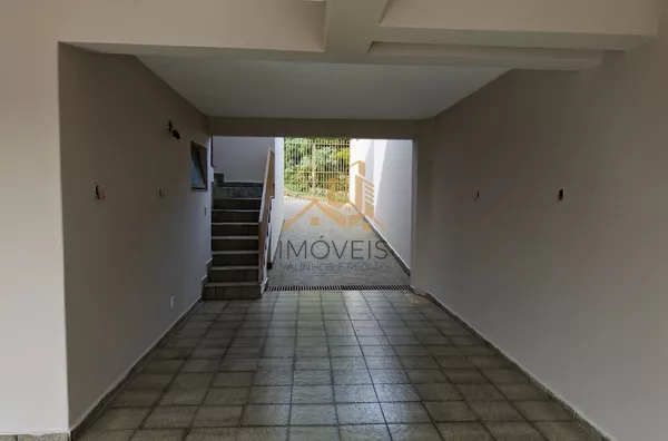Excelente sobrado para fins comerciais ou residenciais localizado em bairro tradicional na cidade de Louveira. Casa com 3 dormitórios, sendo 1 suíte, 2 dos dormitórios com armários, sala ampla para 2 ambientes, cozinha ampla e repleta de armário, lavande - Foto 27
