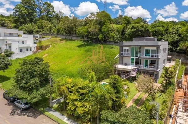 Linda casa em condomínio fechado na cidade de  Vinhedo, 698 m² área construída, 1450,00 m² de terreno, 5 dormitórios sendo 2 suítes, living 4 ambientes, 4 banheiros, 6 vagas de garagem cobertas, piscina, local com muito verde e tranquilidade.  Venha morar