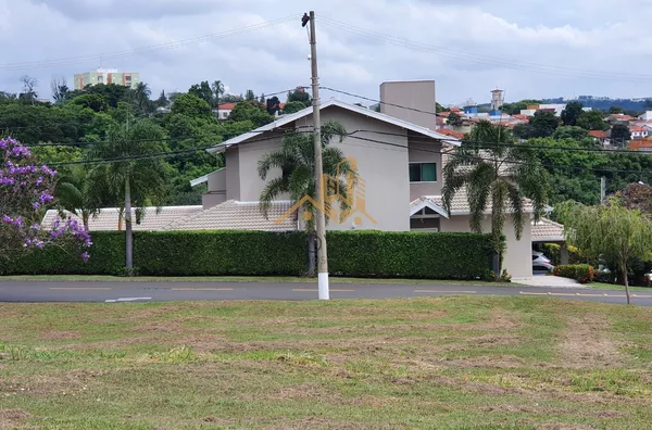 Casa moderna, com muito espaço, sala de estar, de tv, de jantar, escritório, 3 dormitórios com armários, sendo 1 suíte máster com sacada, lavabo, banheiro social, cozinha e lavanderia com armários, despensa, dormitório e banheiro de empregada, 4 vagas de - Foto 4