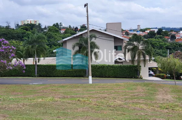 Casa moderna, com muito espaço, sala de estar, de tv, de jantar, escritório, 3 dormitórios com armários, sendo 1 suíte máster com sacada, lavabo, banheiro social, cozinha e lavanderia com armários, despensa, dormitório e banheiro de empregada, 4 vagas de - Foto 4