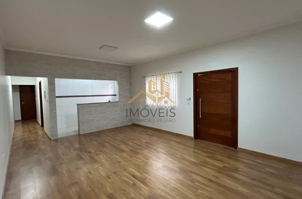 Casa com excelente localização em bairro residencial de Sorocaba com 2 dormitórios, sendo 1 suíte, sala, cozinha americana com armários e conjugada, quintal, lavanderia, banheiro externo, mezanino, vaga para 2 carros cobertas. Portão automático. Sistema d - Foto 9