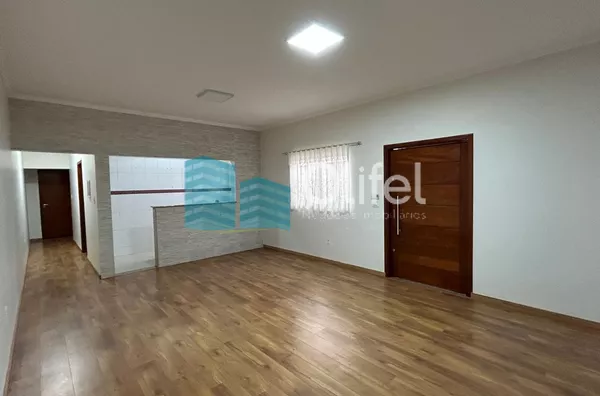 Casa com excelente localização em bairro residencial de Sorocaba com 2 dormitórios, sendo 1 suíte, sala, cozinha americana com armários e conjugada, quintal, lavanderia, banheiro externo, mezanino, vaga para 2 carros cobertas. Portão automático. Sistema d - Foto 9