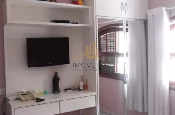 Linda casa de esquina com 3 dormitórios, sendo 1 suíte com hidromassagem, sala 2 ambientes, escritório, cozinha planejada, despensa, área gourmet, garagem para 2 carros cobertas, portão automático, bairro tranquilo. Vale a pena conferir. - Foto 14