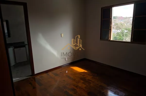 Excelente sobrado para fins comerciais ou residenciais localizado em bairro tradicional na cidade de Louveira. Casa com 3 dormitórios, sendo 1 suíte, 2 dos dormitórios com armários, sala ampla para 2 ambientes, cozinha ampla e repleta de armário, lavande - Foto 14