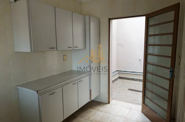 Excelente sobrado para fins comerciais ou residenciais localizado em bairro tradicional na cidade de Louveira. Casa com 3 dormitórios, sendo 1 suíte, 2 dos dormitórios com armários, sala ampla para 2 ambientes, cozinha ampla e repleta de armário, lavande - Foto 29