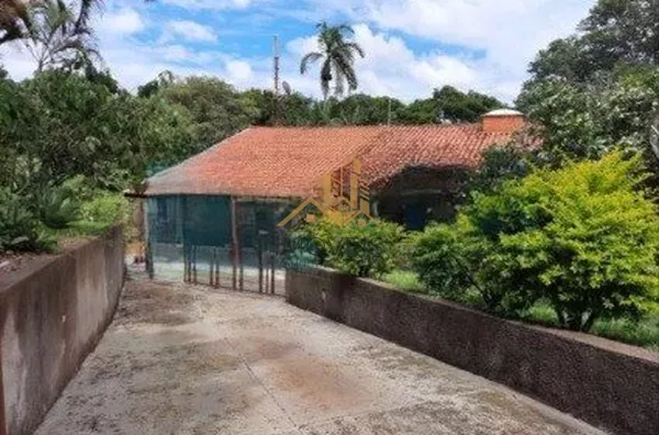 Linda chácara á venda na cidade de  Louveira, sendo três dormitórios, sendo 1 suíte, 1 banheiro social, cozinha, despensa, lavanderia, sala de estar e jantar,  sala de televisão e escritório. Na parte debaixo possui um porão totalmente habitável com 1 qua