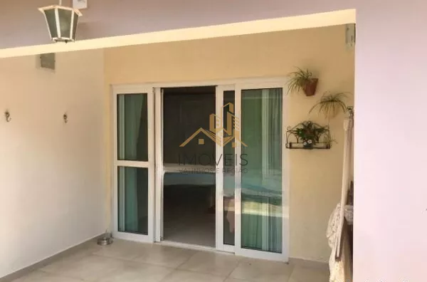 Linda casa em condomínio fechado de alto padrão na cidade de Vinhedo com 4 suítes, sendo no piso térreo uma suíte master com closet e hidromassagem e ar condicionado, sala ampla com lareira , escritório, lavabo, ampla cozinha planejada com copa, despensa, - Foto 11