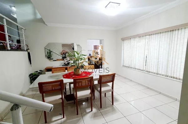 Casa moderna, com muito espaço, sala de estar, de tv, de jantar, escritório, 3 dormitórios com armários, sendo 1 suíte máster com sacada, lavabo, banheiro social, cozinha e lavanderia com armários, despensa, dormitório e banheiro de empregada, 4 vagas de - Foto 13