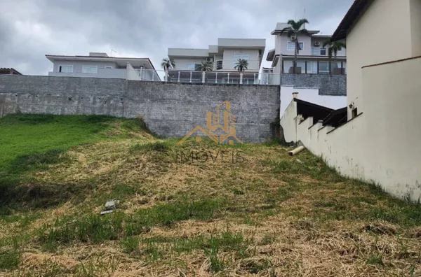 Terreno com leve aclive, ideal para projetos modernos que aproveitam ao máximo o potencial arquitetônico. Ótima localização próximo a mercados, farmácias, padarias, escolas públicas e particulares. Detalhes do condomínio: * Segurança e portaria 24horas. * - Foto 1