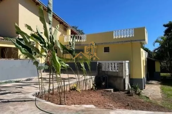 Excelente chácara  a 4 km do centro da cidade de Louveira com 03 dormitórios sendo 01 suíte, sala jantar, sala de estar, 08 vagas de garagem sendo 04 coberta, canil, campo de futsal gramado, piscina, churrasqueira, fogão e forno à lenha, lago, com uma áre - Foto 3