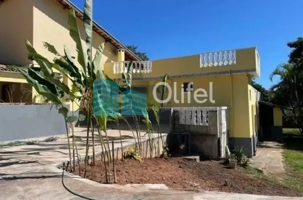 Excelente chácara  a 4 km do centro da cidade de Louveira com 03 dormitórios sendo 01 suíte, sala jantar, sala de estar, 08 vagas de garagem sendo 04 coberta, canil, campo de futsal gramado, piscina, churrasqueira, fogão e forno à lenha, lago, com uma áre - Foto 3