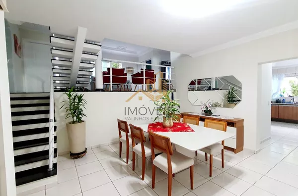 Casa moderna, com muito espaço, sala de estar, de tv, de jantar, escritório, 3 dormitórios com armários, sendo 1 suíte máster com sacada, lavabo, banheiro social, cozinha e lavanderia com armários, despensa, dormitório e banheiro de empregada, 4 vagas de - Foto 14