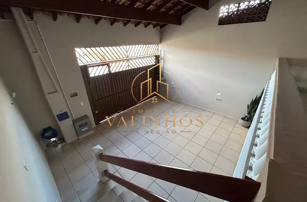 Casa com excelente localização em bairro residencial de Sorocaba com 2 dormitórios, sendo 1 suíte, sala, cozinha americana com armários e conjugada, quintal, lavanderia, banheiro externo, mezanino, vaga para 2 carros cobertas. Portão automático. Sistema d