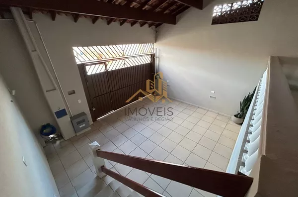 Casa com excelente localização em bairro residencial de Sorocaba com 2 dormitórios, sendo 1 suíte, sala, cozinha americana com armários e conjugada, quintal, lavanderia, banheiro externo, mezanino, vaga para 2 carros cobertas. Portão automático. Sistema d - Foto 1