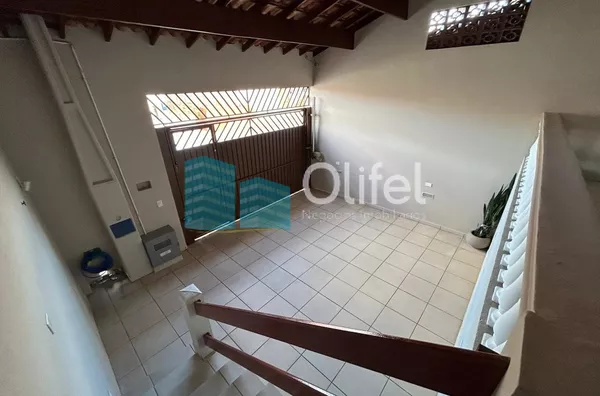 Casa com excelente localização em bairro residencial de Sorocaba com 2 dormitórios, sendo 1 suíte, sala, cozinha americana com armários e conjugada, quintal, lavanderia, banheiro externo, mezanino, vaga para 2 carros cobertas. Portão automático. Sistema d - Foto 1