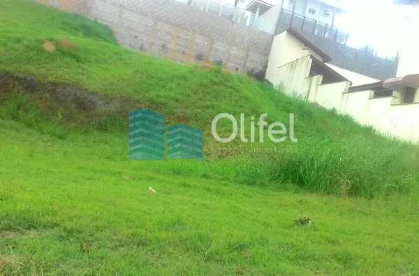 Terreno com leve aclive, ideal para projetos modernos que aproveitam ao máximo o potencial arquitetônico. Ótima localização próximo a mercados, farmácias, padarias, escolas públicas e particulares. Detalhes do condomínio: * Segurança e portaria 24horas. * - Foto 2