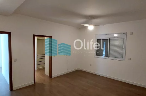 Excelente casa  em condomínio de alto padrão na cidade de Vinhedo.Sendo três suítes, escritório , lavabo, sala dois ambientes, cozinha integrada com sala de jantar, espaço gourmet, ar condicionado,  armários em todos os ambientes , piscina a - Foto 22