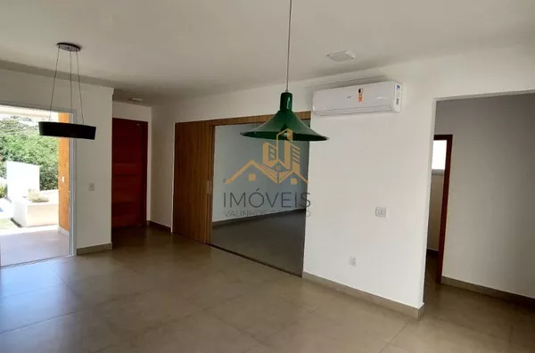 Excelente casa  em condomínio de alto padrão na cidade de Vinhedo.Sendo três suítes, escritório , lavabo, sala dois ambientes, cozinha integrada com sala de jantar, espaço gourmet, ar condicionado,  armários em todos os ambientes , piscina a - Foto 9