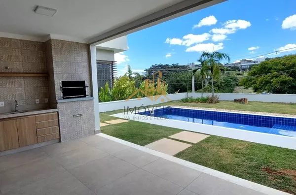 Excelente casa  em condomínio de alto padrão na cidade de Vinhedo.Sendo três suítes, escritório , lavabo, sala dois ambientes, cozinha integrada com sala de jantar, espaço gourmet, ar condicionado,  armários em todos os ambientes , piscina a - Foto 4