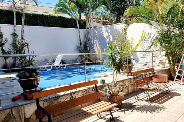 Casa moderna, com muito espaço, sala de estar, de tv, de jantar, escritório, 3 dormitórios com armários, sendo 1 suíte máster com sacada, lavabo, banheiro social, cozinha e lavanderia com armários, despensa, dormitório e banheiro de empregada, 4 vagas de - Foto 24