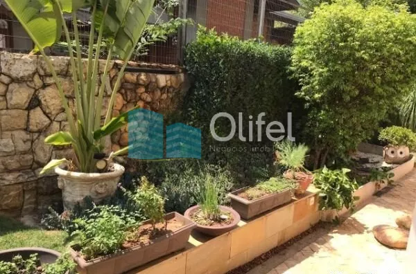 Linda casa em condomínio fechado de alto padrão na cidade de Vinhedo com 4 suítes, sendo no piso térreo uma suíte master com closet e hidromassagem e ar condicionado, sala ampla com lareira , escritório, lavabo, ampla cozinha planejada com copa, despensa, - Foto 26