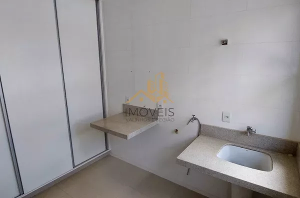 Excelente casa  em condomínio de alto padrão na cidade de Vinhedo.Sendo três suítes, escritório , lavabo, sala dois ambientes, cozinha integrada com sala de jantar, espaço gourmet, ar condicionado,  armários em todos os ambientes , piscina a - Foto 15