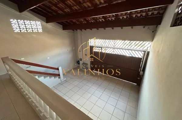 Casa com excelente localização em bairro residencial de Sorocaba com 2 dormitórios, sendo 1 suíte, sala, cozinha americana com armários e conjugada, quintal, lavanderia, banheiro externo, mezanino, vaga para 2 carros cobertas. Portão automático. Sistema d