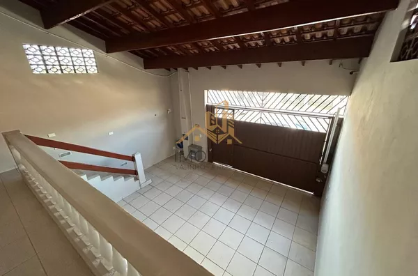 Casa com excelente localização em bairro residencial de Sorocaba com 2 dormitórios, sendo 1 suíte, sala, cozinha americana com armários e conjugada, quintal, lavanderia, banheiro externo, mezanino, vaga para 2 carros cobertas. Portão automático. Sistema d - Foto 2