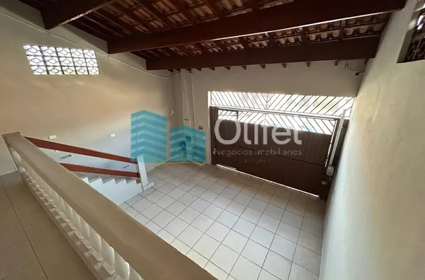 Casa com excelente localização em bairro residencial de Sorocaba com 2 dormitórios, sendo 1 suíte, sala, cozinha americana com armários e conjugada, quintal, lavanderia, banheiro externo, mezanino, vaga para 2 carros cobertas. Portão automático. Sistema d - Foto 2