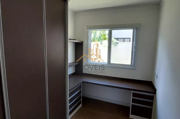 Excelente casa  em condomínio de alto padrão na cidade de Vinhedo.Sendo três suítes, escritório , lavabo, sala dois ambientes, cozinha integrada com sala de jantar, espaço gourmet, ar condicionado,  armários em todos os ambientes , piscina a - Foto 25