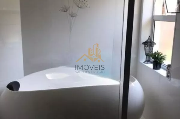 Linda casa em condomínio fechado de alto padrão na cidade de Vinhedo com 4 suítes, sendo no piso térreo uma suíte master com closet e hidromassagem e ar condicionado, sala ampla com lareira , escritório, lavabo, ampla cozinha planejada com copa, despensa, - Foto 15