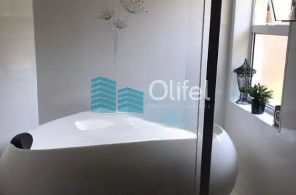 Linda casa em condomínio fechado de alto padrão na cidade de Vinhedo com 4 suítes, sendo no piso térreo uma suíte master com closet e hidromassagem e ar condicionado, sala ampla com lareira , escritório, lavabo, ampla cozinha planejada com copa, despensa, - Foto 15