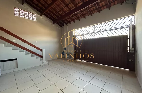 Casa com excelente localização em bairro residencial de Sorocaba com 2 dormitórios, sendo 1 suíte, sala, cozinha americana com armários e conjugada, quintal, lavanderia, banheiro externo, mezanino, vaga para 2 carros cobertas. Portão automático. Sistema d