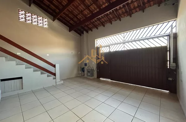 Casa com excelente localização em bairro residencial de Sorocaba com 2 dormitórios, sendo 1 suíte, sala, cozinha americana com armários e conjugada, quintal, lavanderia, banheiro externo, mezanino, vaga para 2 carros cobertas. Portão automático. Sistema d - Foto 3