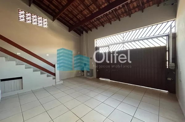 Casa com excelente localização em bairro residencial de Sorocaba com 2 dormitórios, sendo 1 suíte, sala, cozinha americana com armários e conjugada, quintal, lavanderia, banheiro externo, mezanino, vaga para 2 carros cobertas. Portão automático. Sistema d - Foto 3