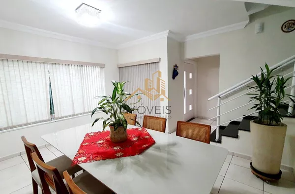 Casa moderna, com muito espaço, sala de estar, de tv, de jantar, escritório, 3 dormitórios com armários, sendo 1 suíte máster com sacada, lavabo, banheiro social, cozinha e lavanderia com armários, despensa, dormitório e banheiro de empregada, 4 vagas de - Foto 12