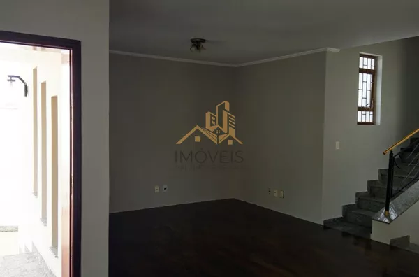 Excelente sobrado para fins comerciais ou residenciais localizado em bairro tradicional na cidade de Louveira. Casa com 3 dormitórios, sendo 1 suíte, 2 dos dormitórios com armários, sala ampla para 2 ambientes, cozinha ampla e repleta de armário, lavande - Foto 7