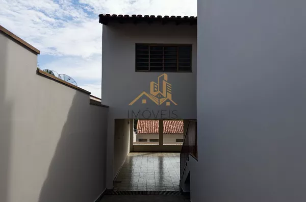 Excelente sobrado para fins comerciais ou residenciais localizado em bairro tradicional na cidade de Louveira. Casa com 3 dormitórios, sendo 1 suíte, 2 dos dormitórios com armários, sala ampla para 2 ambientes, cozinha ampla e repleta de armário, lavande - Foto 20