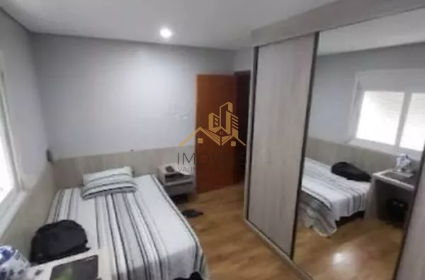 Lindo sobrado em condomínio com ótima localização e segurança 24 horas, 640 m² de terreno com 360 m² de construção, 4 dormitórios sendo 2 suítes e uma com hidromassagem e closet, 2 salas, lavabo, ampla cozinha com copa, lavanderia, ótimo espaço externo co - Foto 21