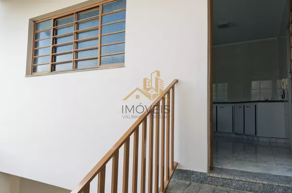 Excelente sobrado para fins comerciais ou residenciais localizado em bairro tradicional na cidade de Louveira. Casa com 3 dormitórios, sendo 1 suíte, 2 dos dormitórios com armários, sala ampla para 2 ambientes, cozinha ampla e repleta de armário, lavande - Foto 18