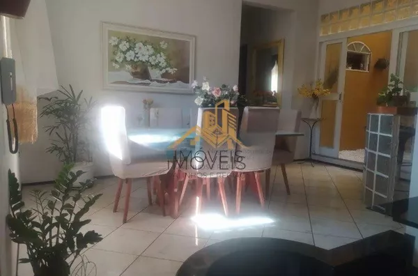 Excelente sobrado em bairro residencial próximo ao centro na cidade de Louveira, com 3 suítes com planejados, avarandada, 2 amplas salas, cozinha planejada, área gourmet com churrasqueira, quintal, 2 vagas de garagem.  Agende a sua visita.