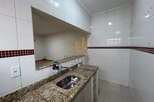 Casa com excelente localização em bairro residencial de Sorocaba com 2 dormitórios, sendo 1 suíte, sala, cozinha americana com armários e conjugada, quintal, lavanderia, banheiro externo, mezanino, vaga para 2 carros cobertas. Portão automático. Sistema d - Foto 12